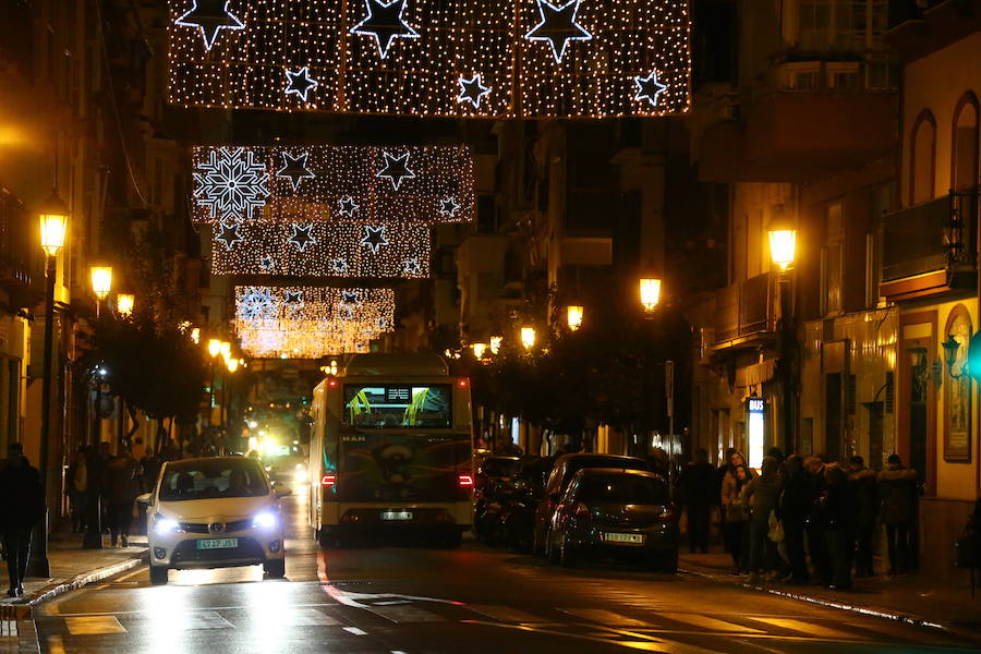 Las calles de los distintos distritos de Málaga se encienden ya para preparar la Navidad. 