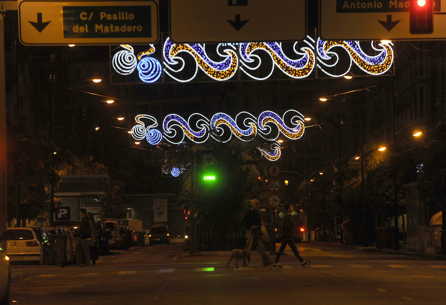 Las calles de los distintos distritos de Málaga se encienden ya para preparar la Navidad. 