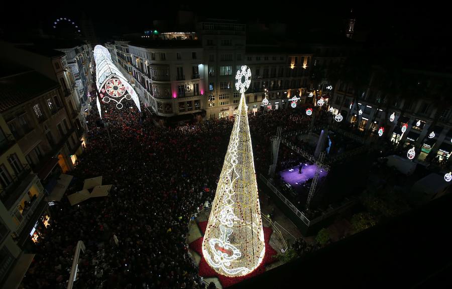 En Málaga ya es Navidad tras el encendido oficial del alumbrado navideño de la calle Larios y la plaza de la Constitución.