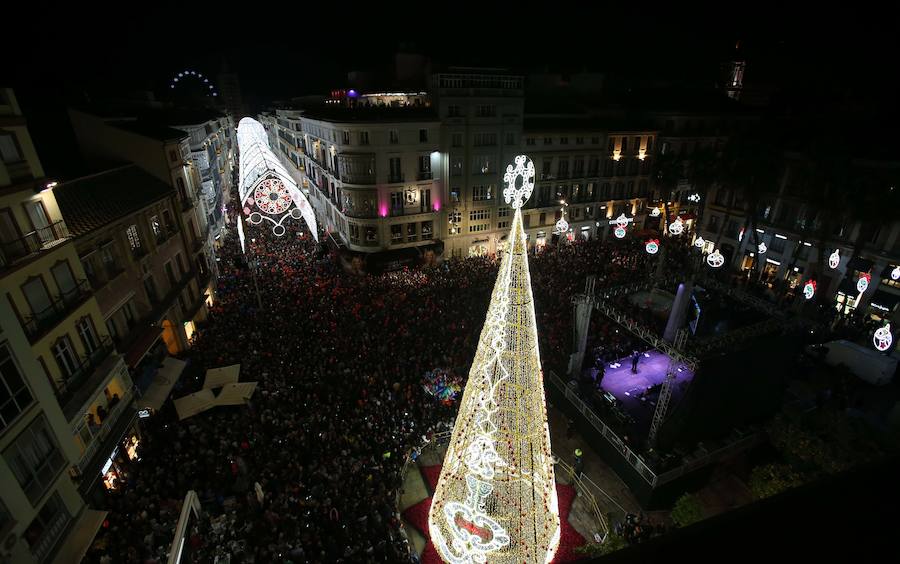 En Málaga ya es Navidad tras el encendido oficial del alumbrado navideño de la calle Larios y la plaza de la Constitución.