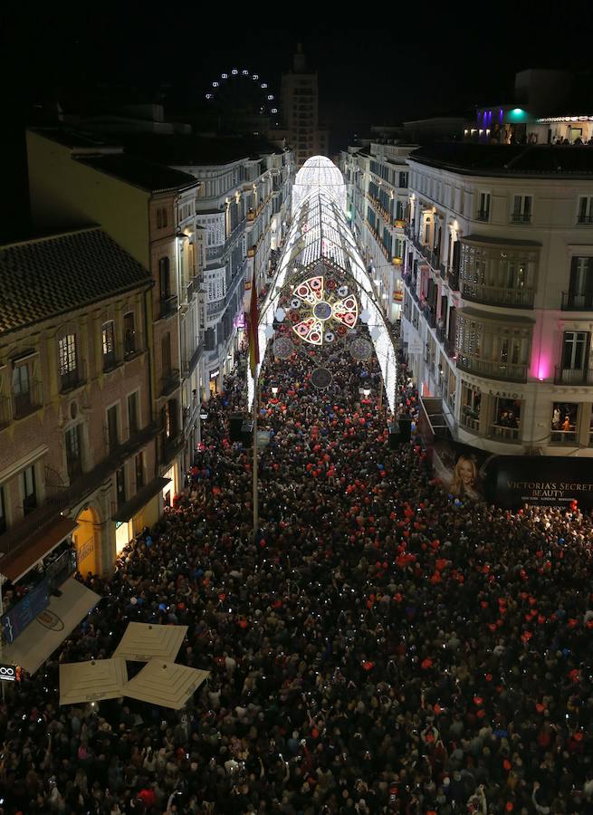 En Málaga ya es Navidad tras el encendido oficial del alumbrado navideño de la calle Larios y la plaza de la Constitución.