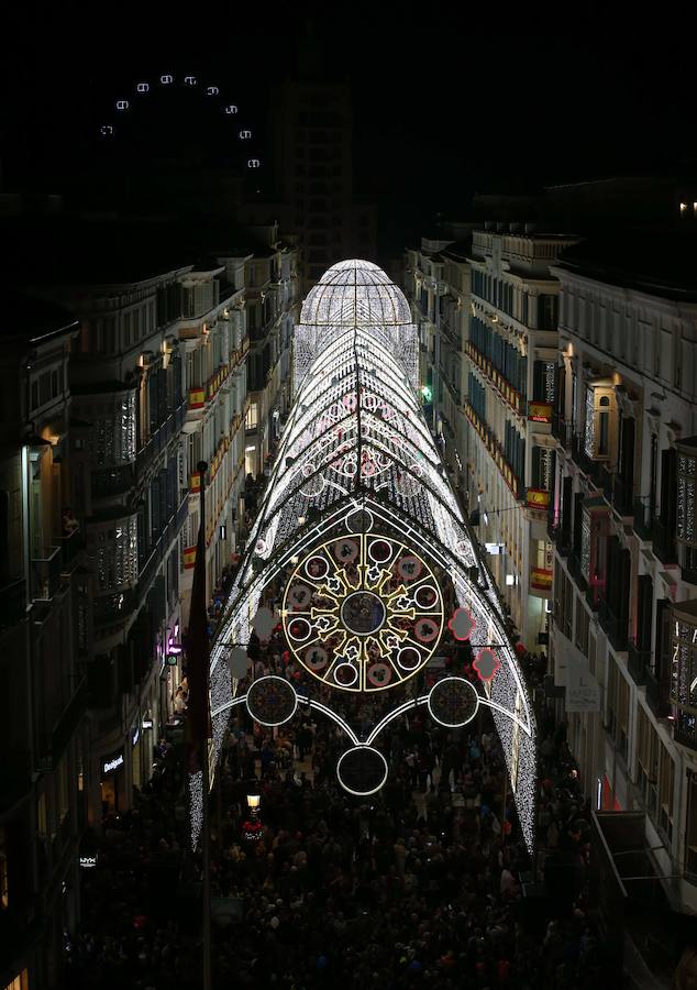 En Málaga ya es Navidad tras el encendido oficial del alumbrado navideño de la calle Larios y la plaza de la Constitución.