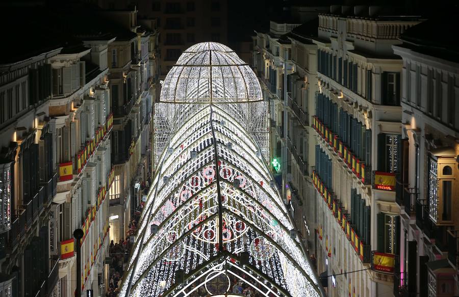 En Málaga ya es Navidad tras el encendido oficial del alumbrado navideño de la calle Larios y la plaza de la Constitución.