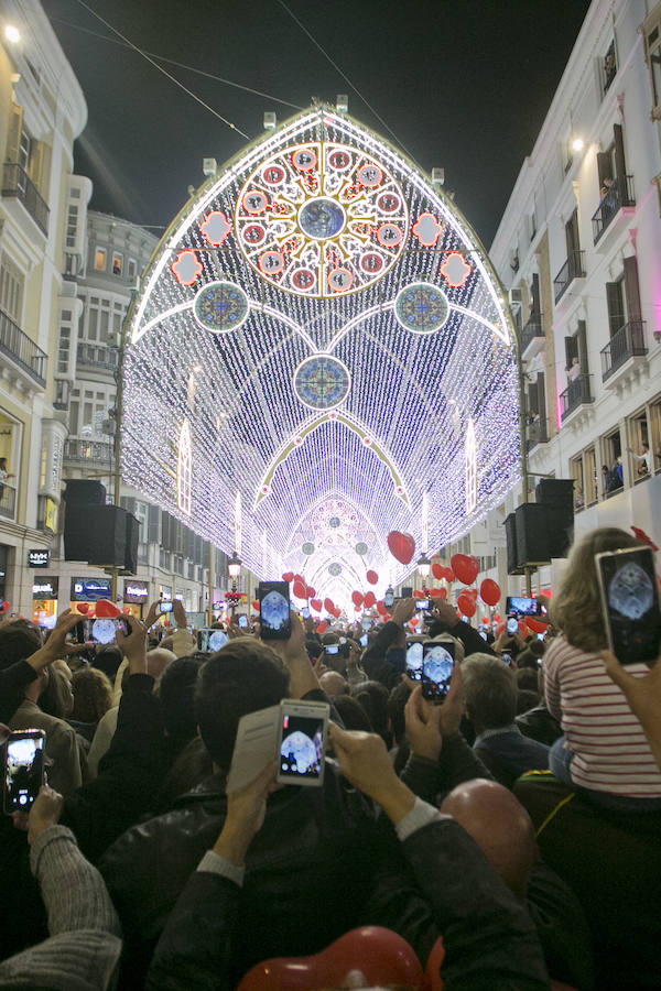 En Málaga ya es Navidad tras el encendido oficial del alumbrado navideño de la calle Larios y la plaza de la Constitución.