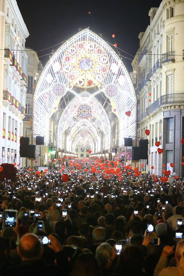 En Málaga ya es Navidad tras el encendido oficial del alumbrado navideño de la calle Larios y la plaza de la Constitución.