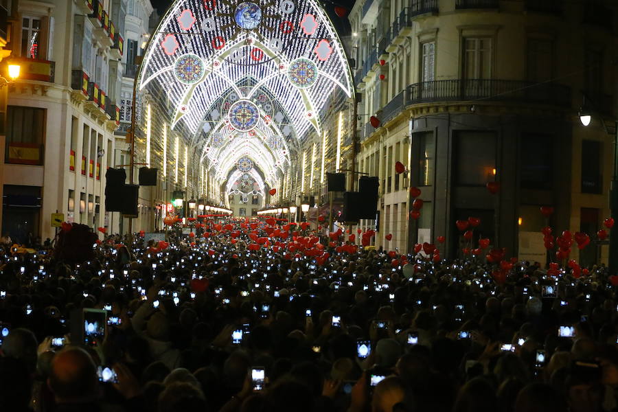 En Málaga ya es Navidad tras el encendido oficial del alumbrado navideño de la calle Larios y la plaza de la Constitución.