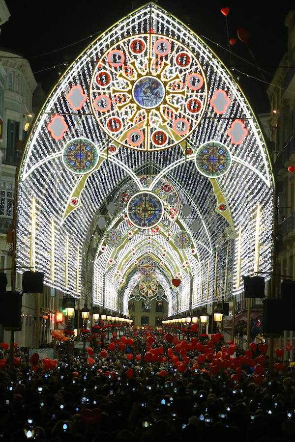 En Málaga ya es Navidad tras el encendido oficial del alumbrado navideño de la calle Larios y la plaza de la Constitución.