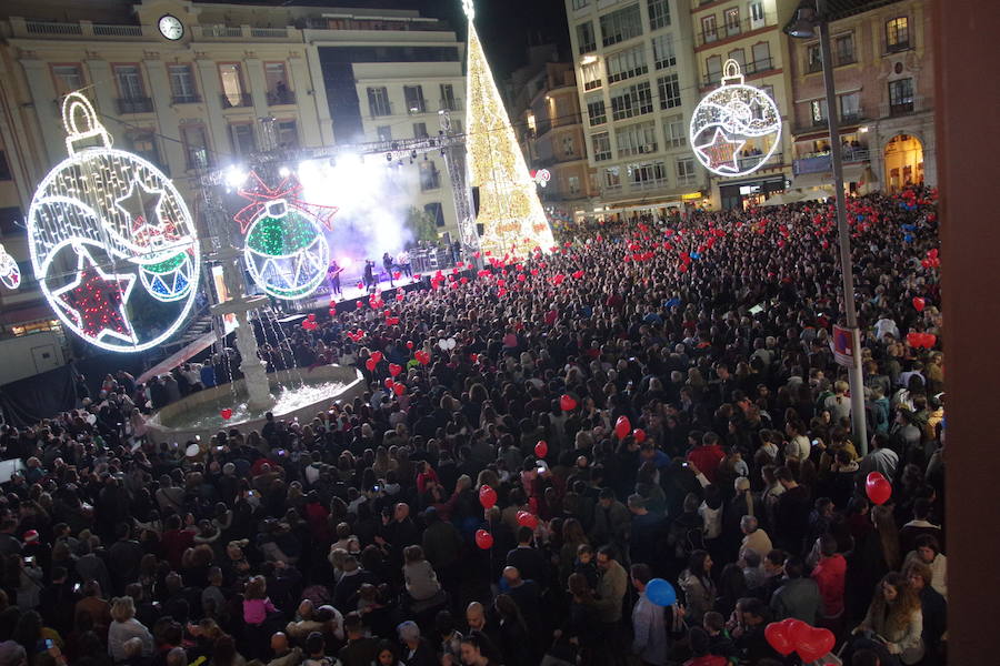 En Málaga ya es Navidad tras el encendido oficial del alumbrado navideño de la calle Larios y la plaza de la Constitución.