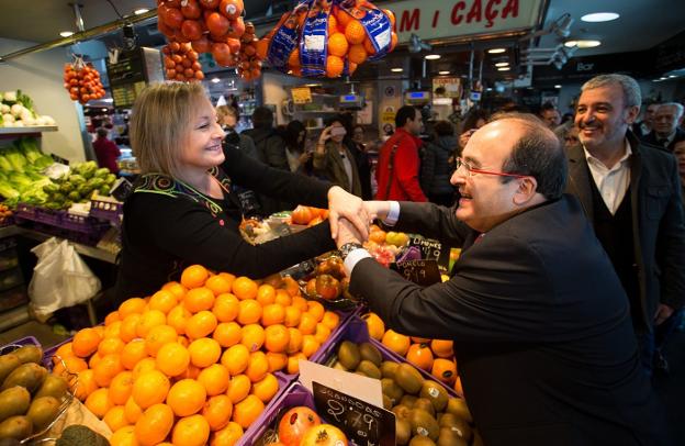 Iceta estrecha la mano a una vendedora de fruta en el mercado barcelonés de la Guineueta. :: e. f. / efe