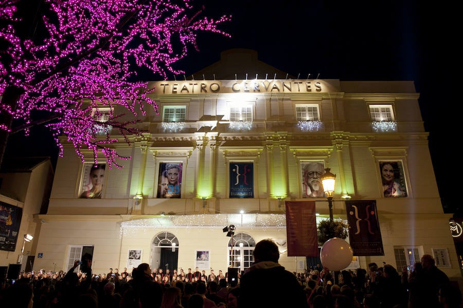 140 alumnos de la Escuela de Arte han interpretado temas navideños con motivo del encendido de la iluminación del teatro para estas fiestas