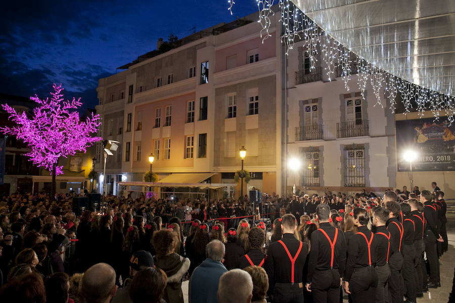 140 alumnos de la Escuela de Arte han interpretado temas navideños con motivo del encendido de la iluminación del teatro para estas fiestas