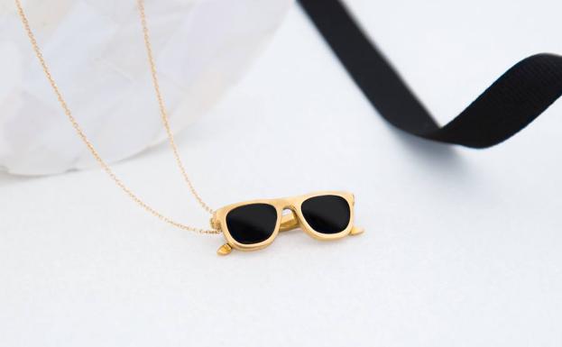 Colgante GLASSES oro amarillo y onix con un precio de 160 euros. 