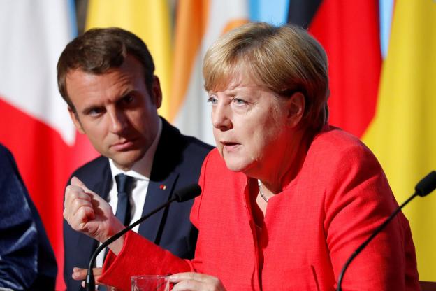 La canciller alemana, Merkel, junto al presidente francés, Macron, en un encuentro en agosto. :: Charles Platiau / reuters