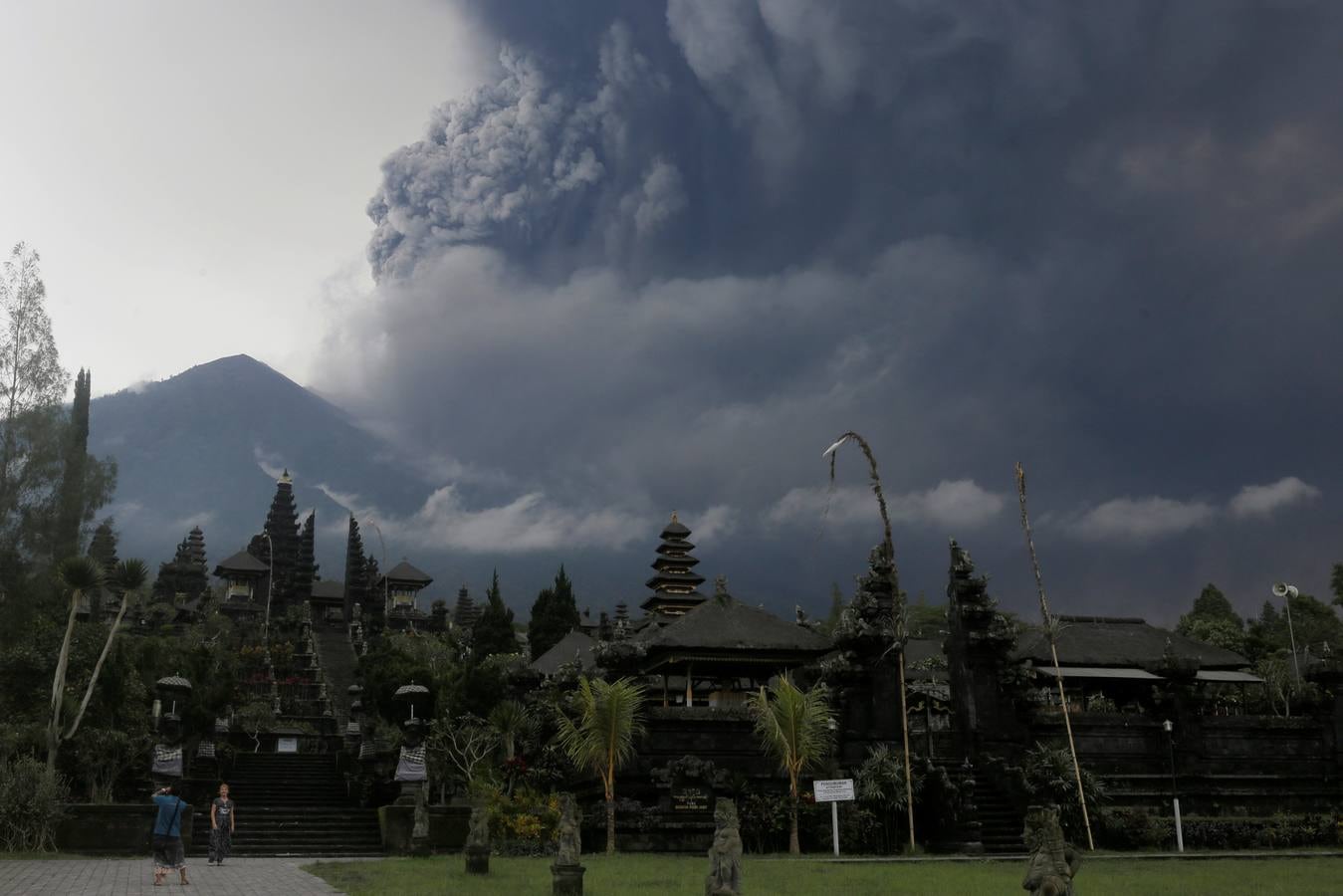 La actividad del volcán Agung, que este sábado expulsó una nube de cenizas que ha llegado hasta los 4.000 metros de altura, ha provocado la cancelación de decenas de vueltos y ha dejado varados en Bali a más de 2.000 pasajeros
