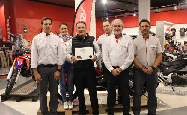 Parte del equipo de Servihonda junto a Miguel Cabello en las instalaciones de Málaga capital.