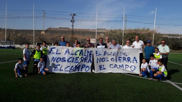 Pancartas de protesta que mostraron ayer miembros de los equipos de fútbol que hace uso del campo. :: sur