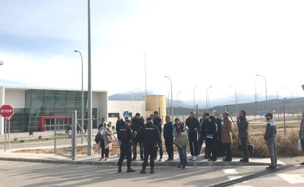 Familiares de los inmigrantes en la cárcel, esta mañana en las instalaciones. 