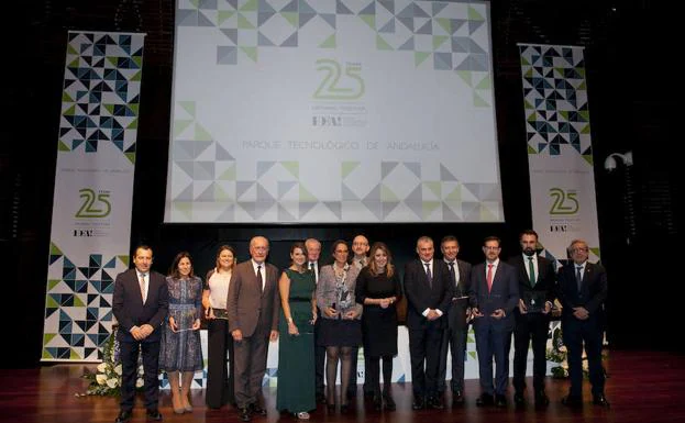 Foto de familia con las instituciones fundadoras del PTA y las entidades homenajeadas.