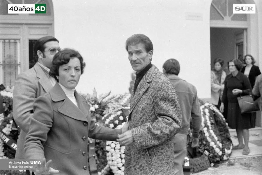 Manuel José García Caparrós es enterrado en el cementerio de San Miguel en un clima de gran tensión un día después de la manifestación a favor de la autonomía andaluza en Málaga. Unas 30.000 personas acuden a darle el último adiós, según las crónicas del momento. 