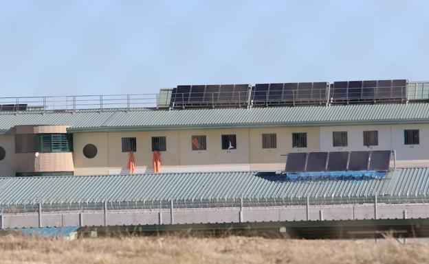 Inmigrantes internados en la cárcel de Archidona se quejan del frío y de la falta de mudas
