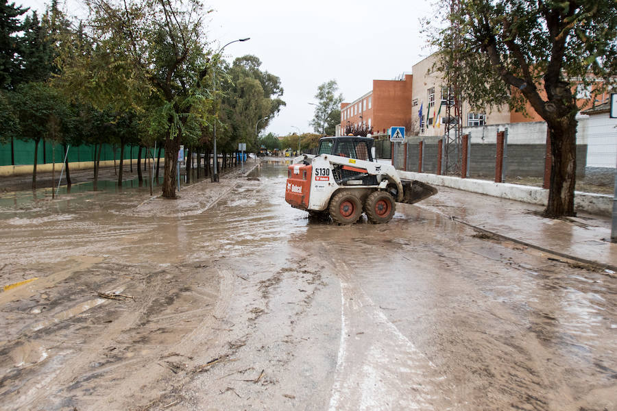 Bomberos, Protección Civil, padres y algunos alumnos trabajan para achicar el agua, que ha inundado el colegio La Milagrosa