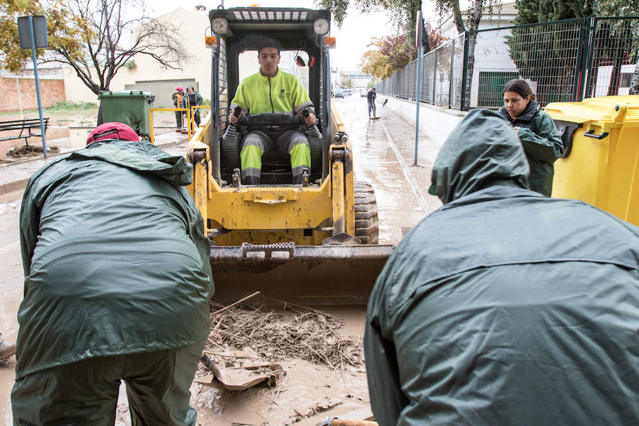 Bomberos, Protección Civil, padres y algunos alumnos trabajan para achicar el agua, que ha inundado el colegio La Milagrosa