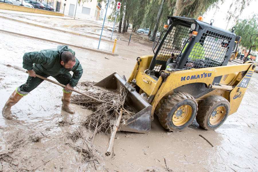 Bomberos, Protección Civil, padres y algunos alumnos trabajan para achicar el agua, que ha inundado el colegio La Milagrosa