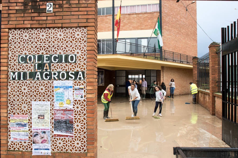 Bomberos, Protección Civil, padres y algunos alumnos trabajan para achicar el agua, que ha inundado el colegio La Milagrosa