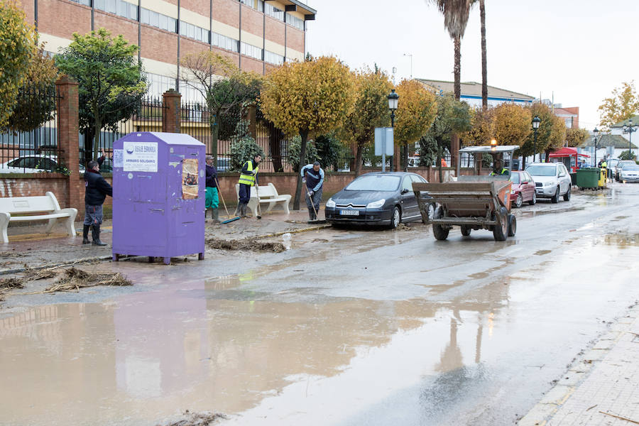 Bomberos, Protección Civil, padres y algunos alumnos trabajan para achicar el agua, que ha inundado el colegio La Milagrosa