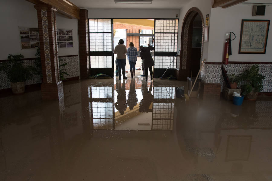 Bomberos, Protección Civil, padres y algunos alumnos trabajan para achicar el agua, que ha inundado el colegio La Milagrosa