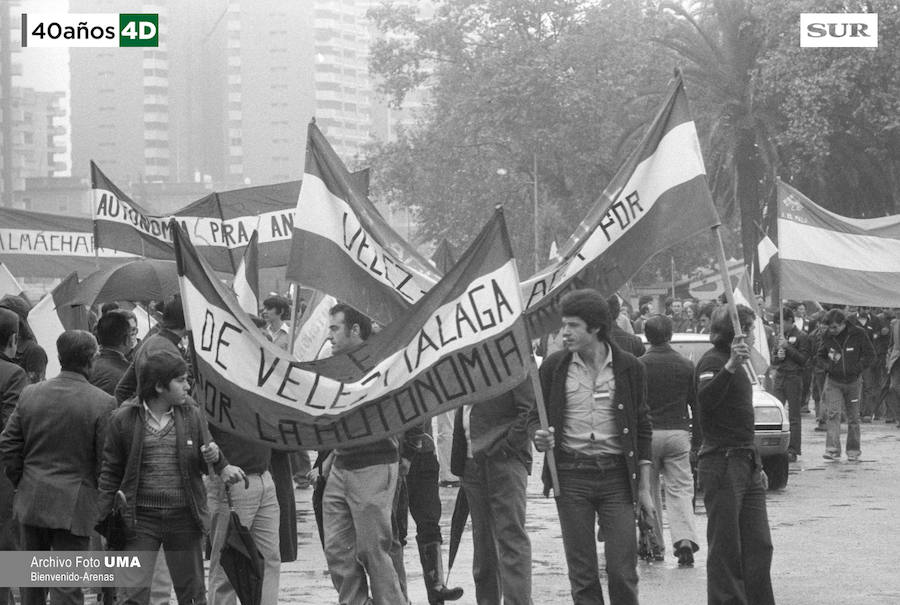 Málaga celebró el 4 de diciembre de 1977 una manifestación multitudinaria convocada por todas las fuerzas parlamentarias para reclamar que Andalucía se convirtiera en autonomía. La manifestación derivó en altercados y cargas policiales. Uno de los asistentes, el joven Manuel José García Caparrós, recibió un disparo que le provocó la muerte. 40 años después, se desconoce quién fue el autor del disparo. 