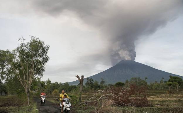 La amenaza del volcán Agung, en Bali (Indonesia), ha obligado a desalojar a la población que vive en un radio de diez kilómetros. 