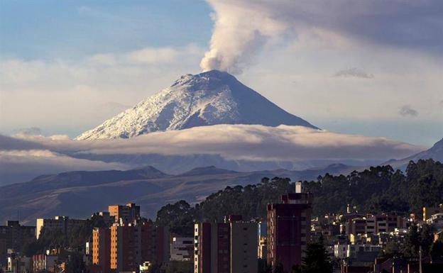 Fuego bajo la nieve en Ecuador.