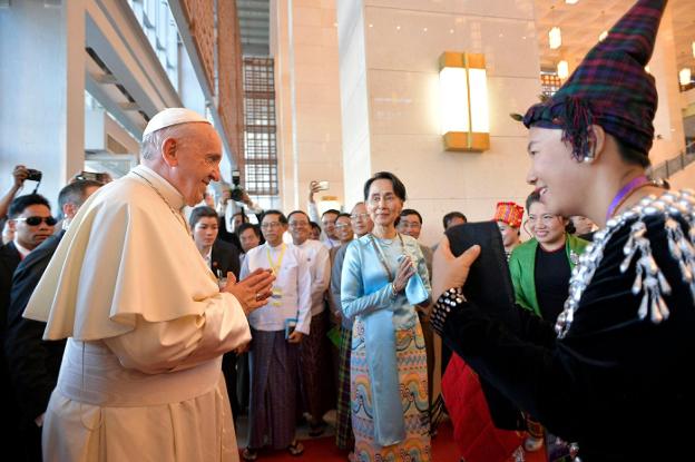 El papa Francisco y la líder birmana Aung San Suu Kyi, con miembros de la sociedad civil y el cuerpo diplomático. :: reuters
