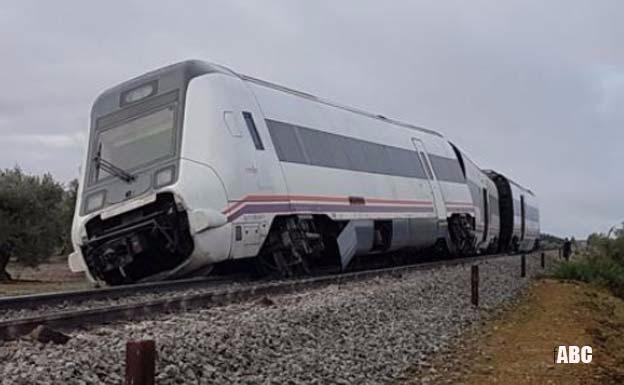 Susana Díaz exige a Adif que explique por qué se reabrió la vía en la que ha descarrillado el tren Málaga-Sevilla