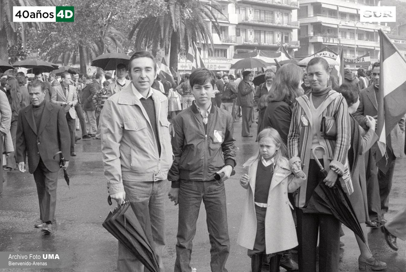 Málaga celebró el 4 de diciembre de 1977 una manifestación multitudinaria convocada por todas las fuerzas parlamentarias para reclamar que Andalucía se convirtiera en autonomía. La manifestación derivó en altercados y cargas policiales. Uno de los asistentes, el joven Manuel José García Caparrós, recibió un disparo que le provocó la muerte. 40 años después, se desconoce quién fue el autor del disparo. 