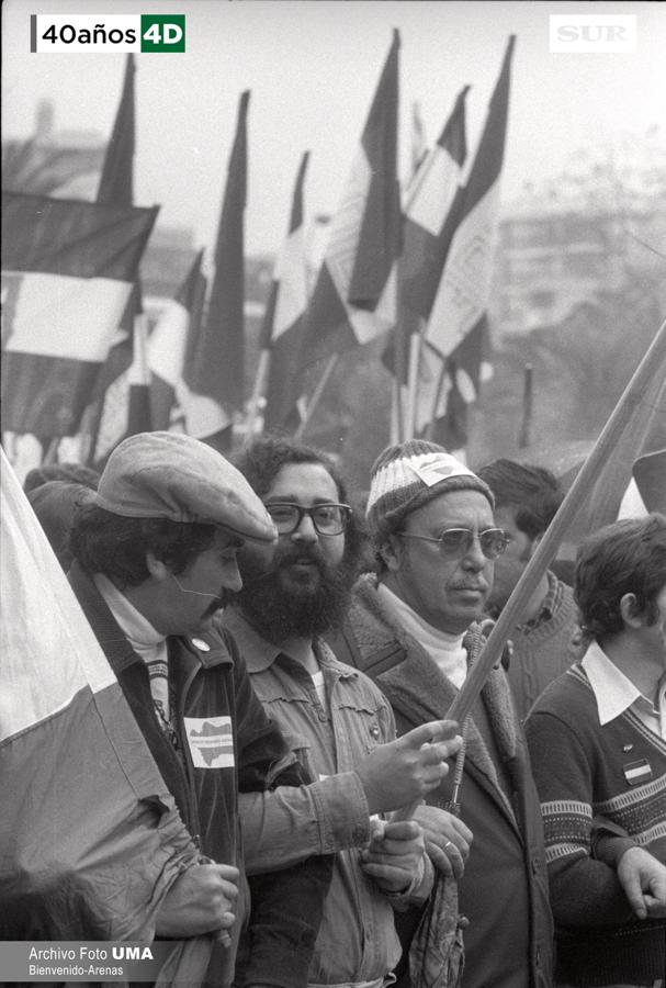 Málaga celebró el 4 de diciembre de 1977 una manifestación multitudinaria convocada por todas las fuerzas parlamentarias para reclamar que Andalucía se convirtiera en autonomía. La manifestación derivó en altercados y cargas policiales. Uno de los asistentes, el joven Manuel José García Caparrós, recibió un disparo que le provocó la muerte. 40 años después, se desconoce quién fue el autor del disparo. 