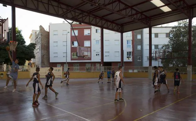 El Ayuntamiento multa a dos colegios por el ruido de los niños al hacer deporte