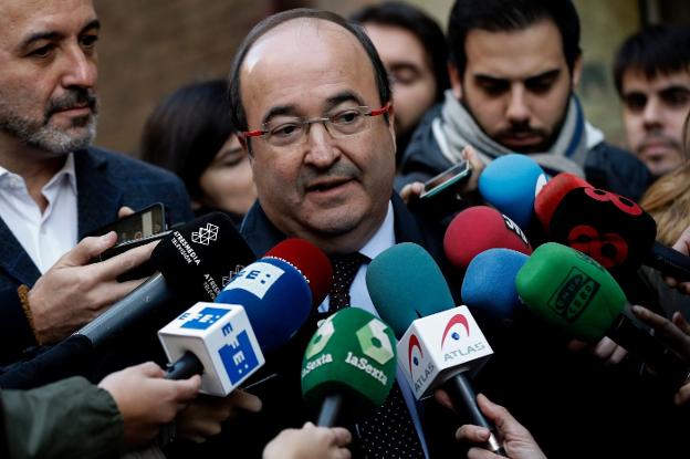 El líder del PSC, Miquel Iceta, atiende a los periodistas ayer en Barcelona. :: PAU BARRENA / afp