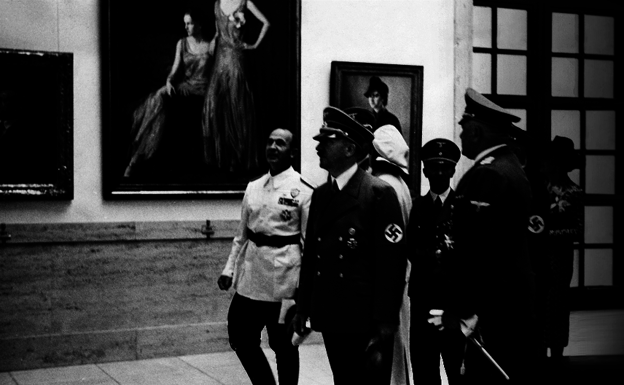 Hitler, durante una visita a una exposición. 