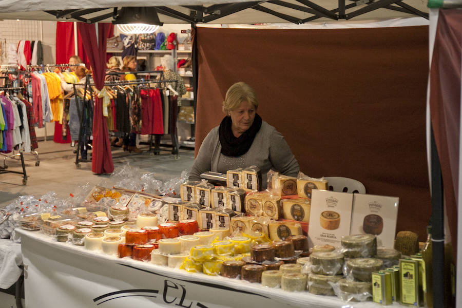 El tradicional rastrillo benéfico abre sus puertas hasta el lunes con 50 puestos y artículos de regalos en el Palacio de Ferias