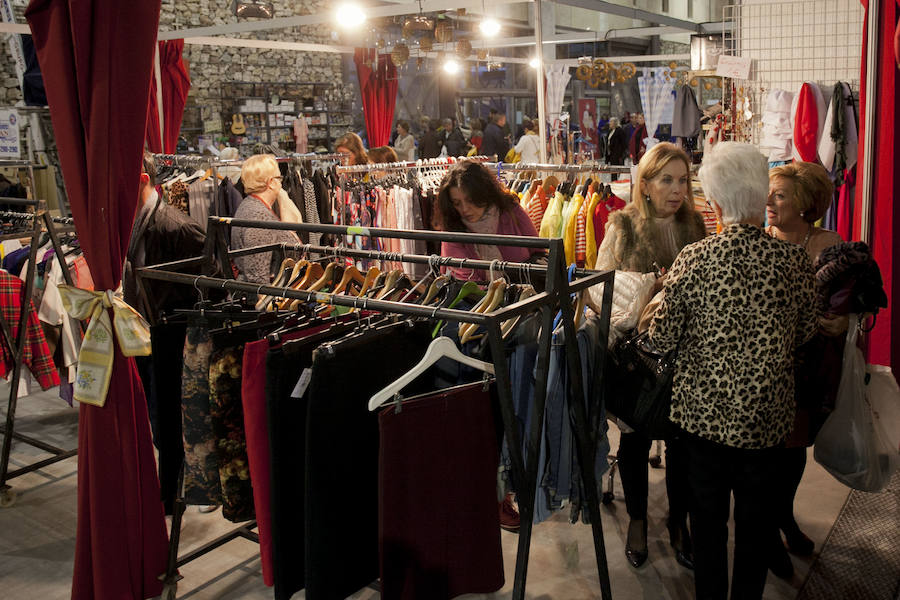 El tradicional rastrillo benéfico abre sus puertas hasta el lunes con 50 puestos y artículos de regalos en el Palacio de Ferias