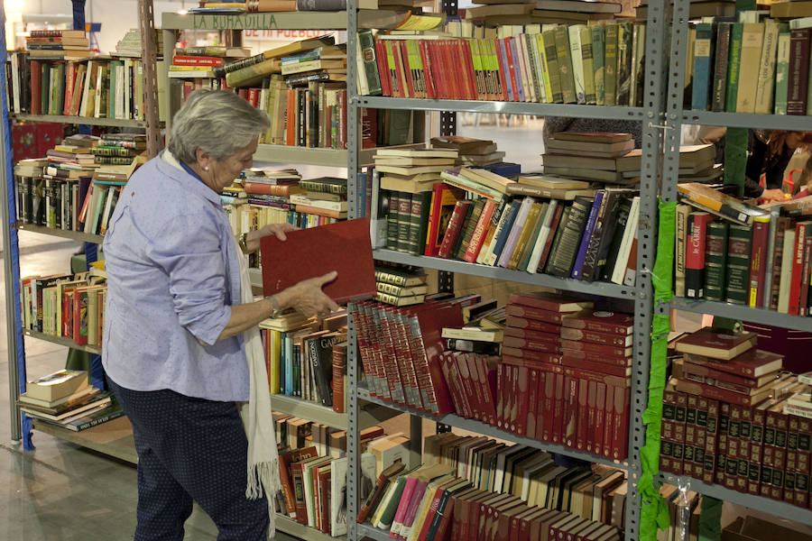 El tradicional rastrillo benéfico abre sus puertas hasta el lunes con 50 puestos y artículos de regalos en el Palacio de Ferias