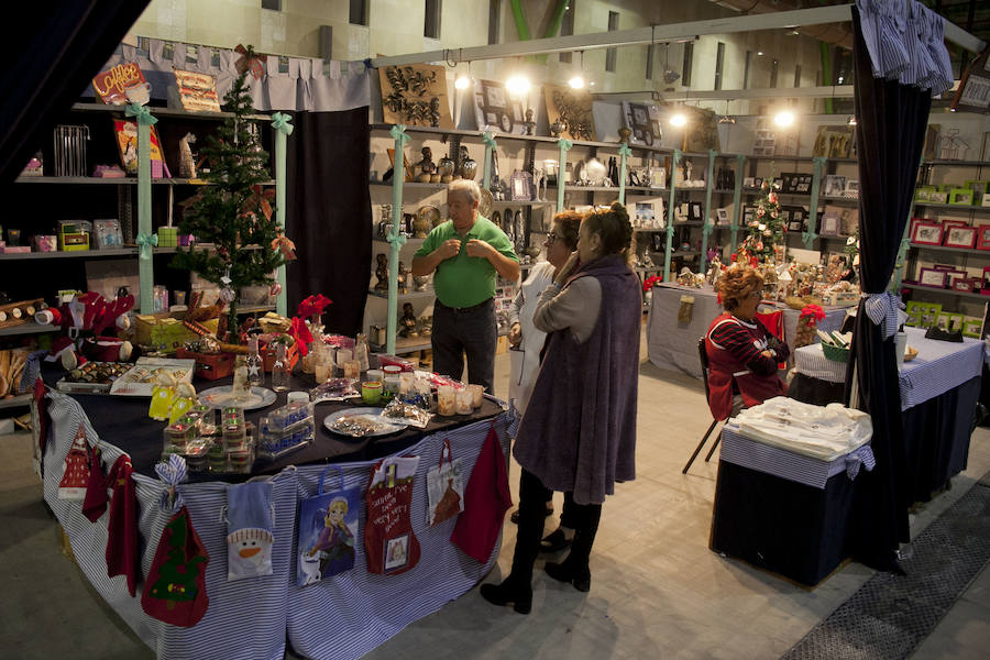 El tradicional rastrillo benéfico abre sus puertas hasta el lunes con 50 puestos y artículos de regalos en el Palacio de Ferias