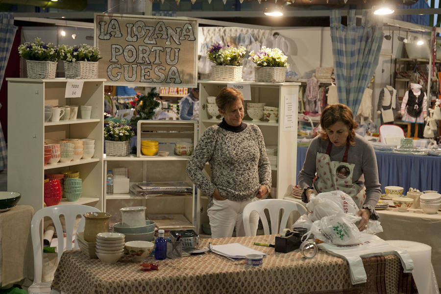 El tradicional rastrillo benéfico abre sus puertas hasta el lunes con 50 puestos y artículos de regalos en el Palacio de Ferias