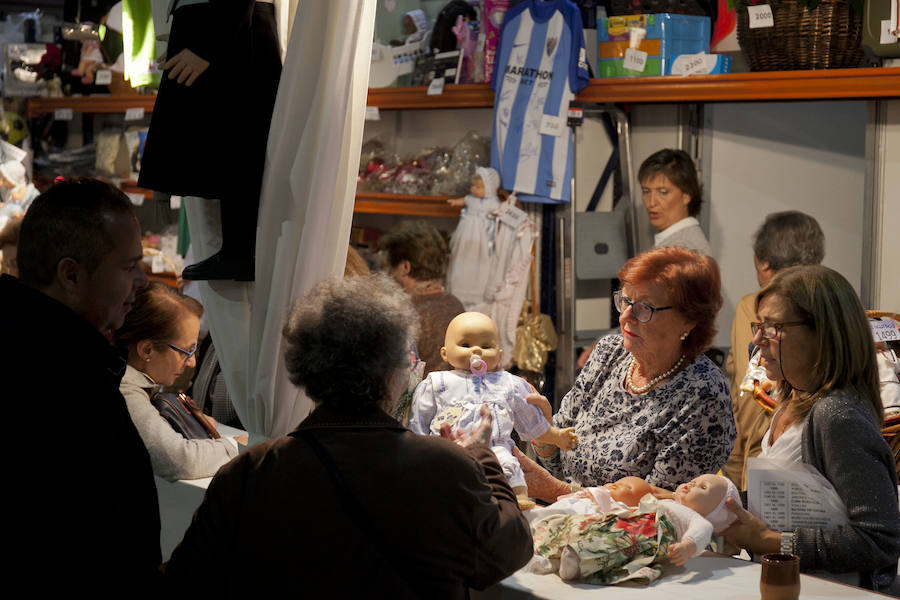 El tradicional rastrillo benéfico abre sus puertas hasta el lunes con 50 puestos y artículos de regalos en el Palacio de Ferias