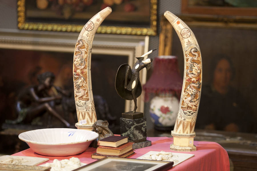 El tradicional rastrillo benéfico abre sus puertas hasta el lunes con 50 puestos y artículos de regalos en el Palacio de Ferias