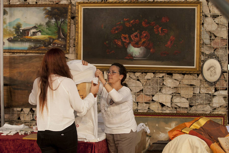 El tradicional rastrillo benéfico abre sus puertas hasta el lunes con 50 puestos y artículos de regalos en el Palacio de Ferias