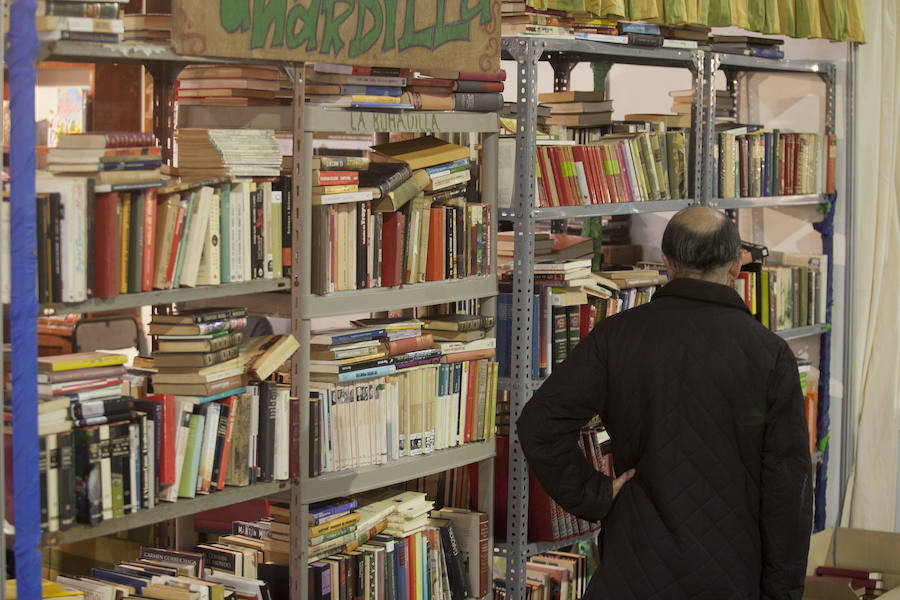 El tradicional rastrillo benéfico abre sus puertas hasta el lunes con 50 puestos y artículos de regalos en el Palacio de Ferias