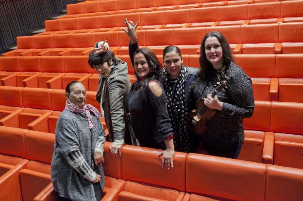 Isabel Soto, Elena Molina, Trini Ruiz, Aroa Soto y Ana Sevilla, en el patio de butacas del auditorio del Museo Picasso. 